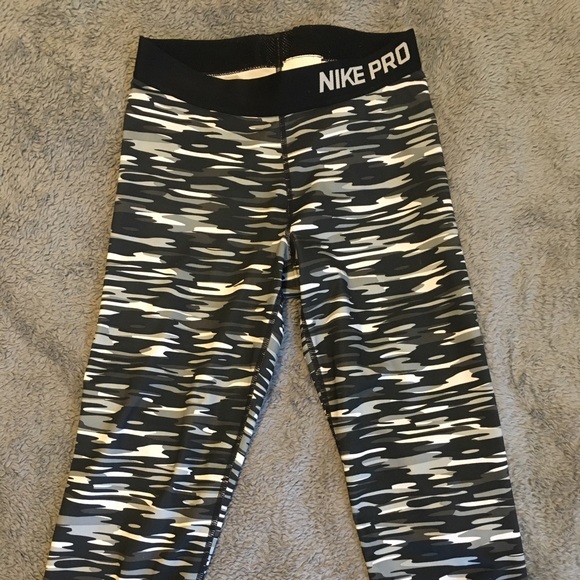 Nike Pro Camo Crop Leggings Tights (Capris) - Picture 1 of 5